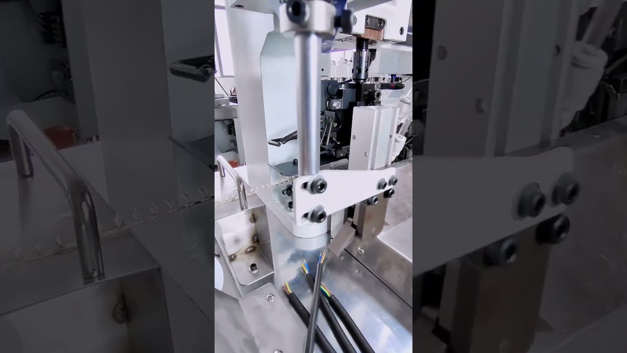 Ultrakort flerlederkabel - Krympning af hajtandsterminaler #fabrik #maskine #kabelafisolering